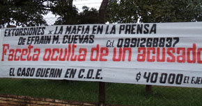 “Pasacalles” (pancarta) promocionando la segunda edición del libro 'Faceta oculta de un acusador' del periodista y corresponsal de “EuroMundo Global” en Paraguay, Efraín Martínez Cuevas